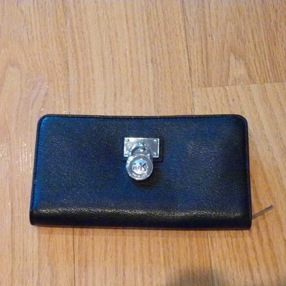 Michael Kors Handbags - Michael Kors Hamilton black wallet Michael Kors Handbags - Michael Kors Hamilton black wallet